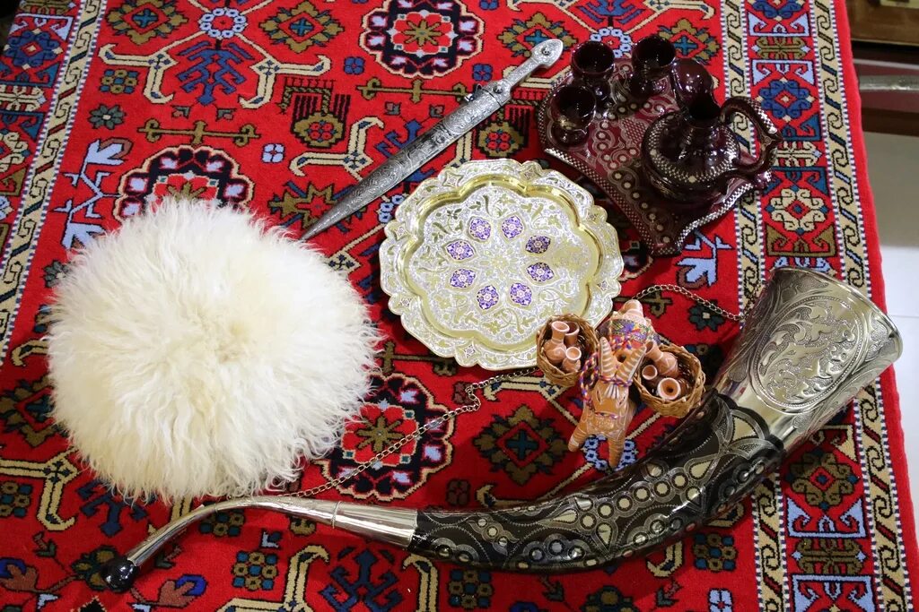 Сулевкентская керамика дагестана. Элементы балхарской керамики. Народные промыслы дагестана унцукульские кубачи изделия. Народные промыслы дагестан кубачинские мастера. Этнодом кубачи дербент.