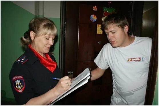 Милиция в доме. Пускать полицию в дом. Полиция пустит. Радачинский александр тюмень. Приставы стучат в дверь.