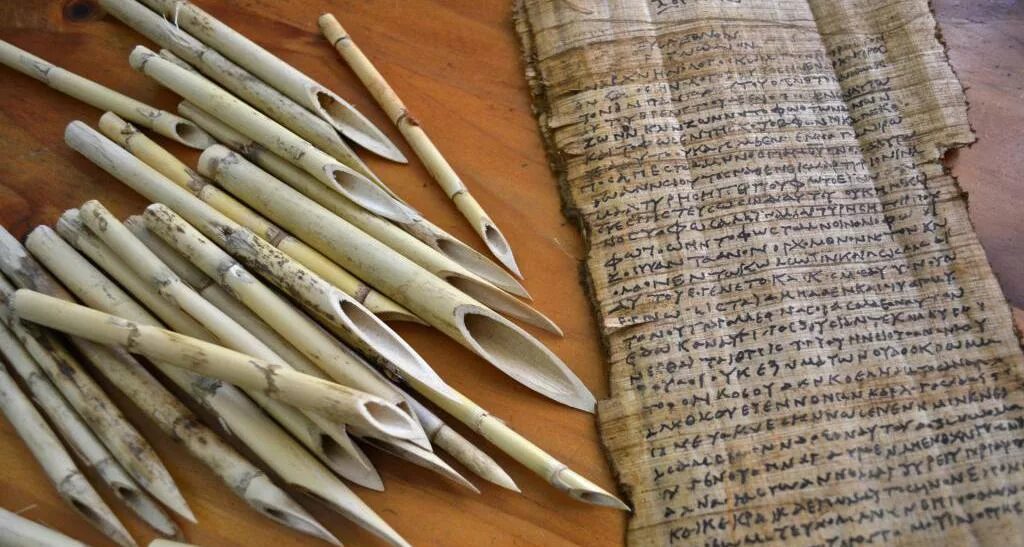 Папирус и Тростниковое перо в древней Греции. Тростниковые ручки египтян. Тростниковая палочка в древнем Египте. Тростниковая ручка в древнем Египте.