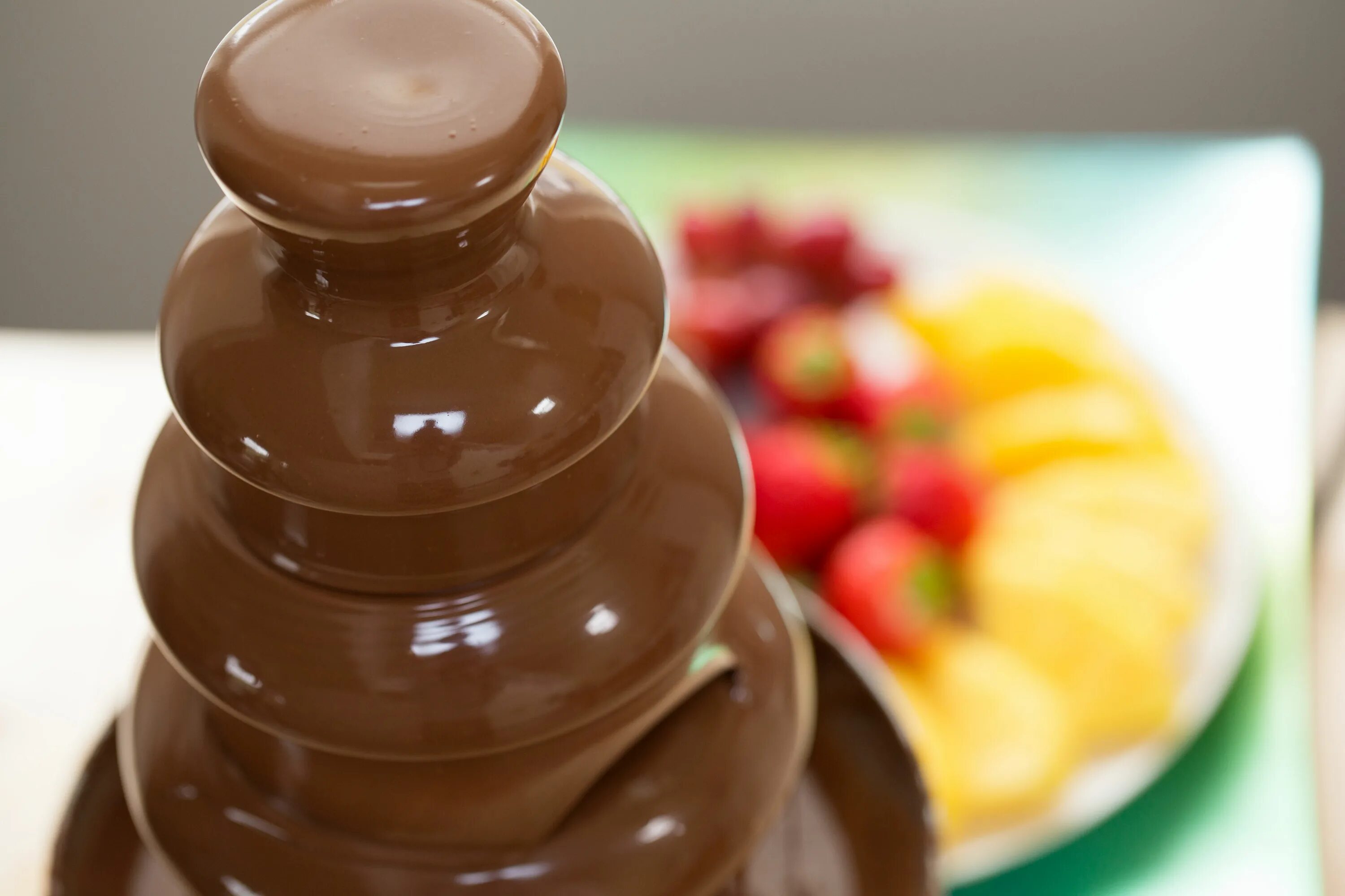 Купить шоколад для шоколадного фонтана. Шоколадный фонтан. Шоколадный фонтан фото. Шоколадный фонтан пирог. Начинки для шоколадного фонтана.