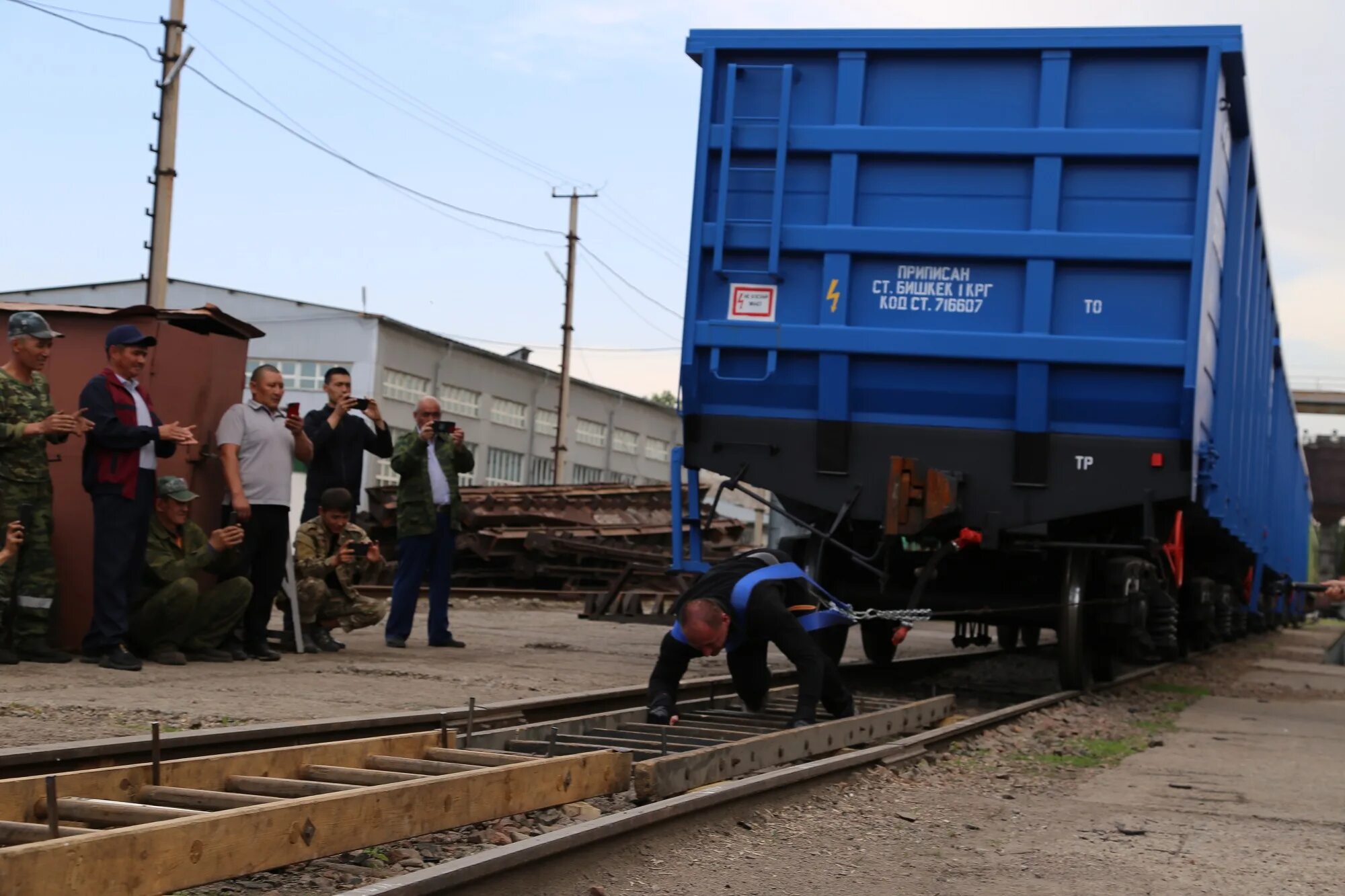 Железнодорожных вагона погрузили. ЖД вагон. Вагон с грузом. ЖД полувагоны с металлом. Вагон Кыргызстан.