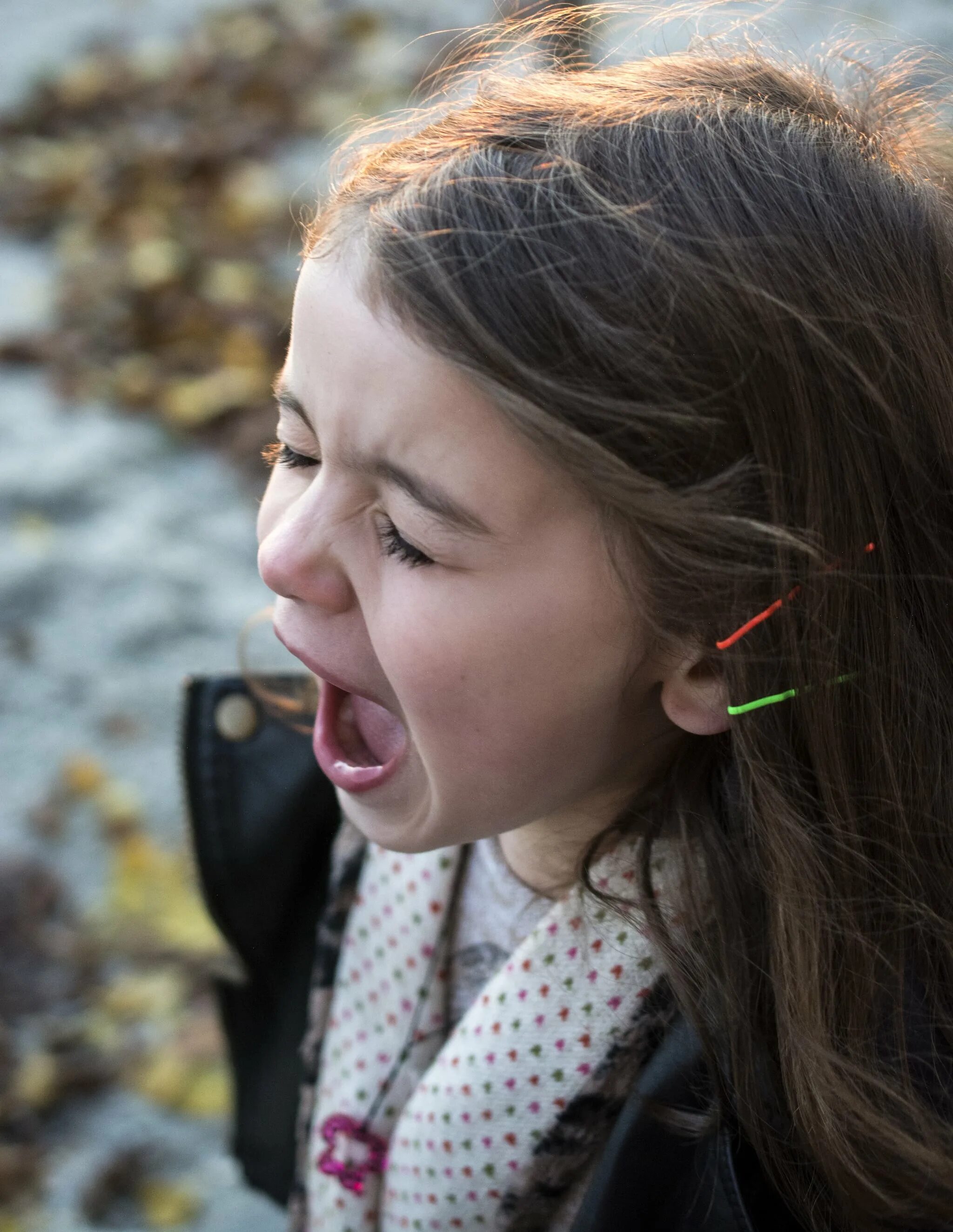 Неврозы у детей. Tongue девочка. Ребенок истерит. Дівчинка mouth.