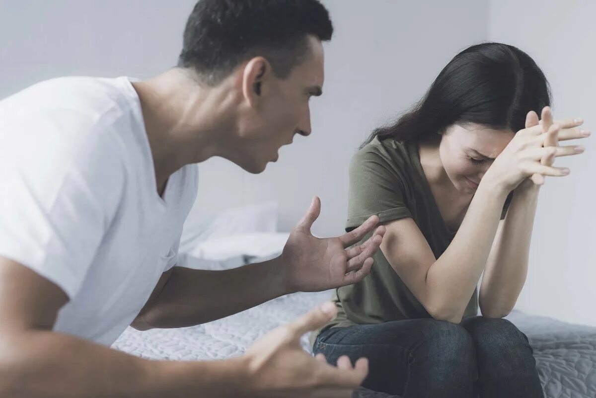 Разговор между мужчиной и женщиной. Цитаты про ссоры. Конфликт в семье. Ссора. Девушка во время ссоры.