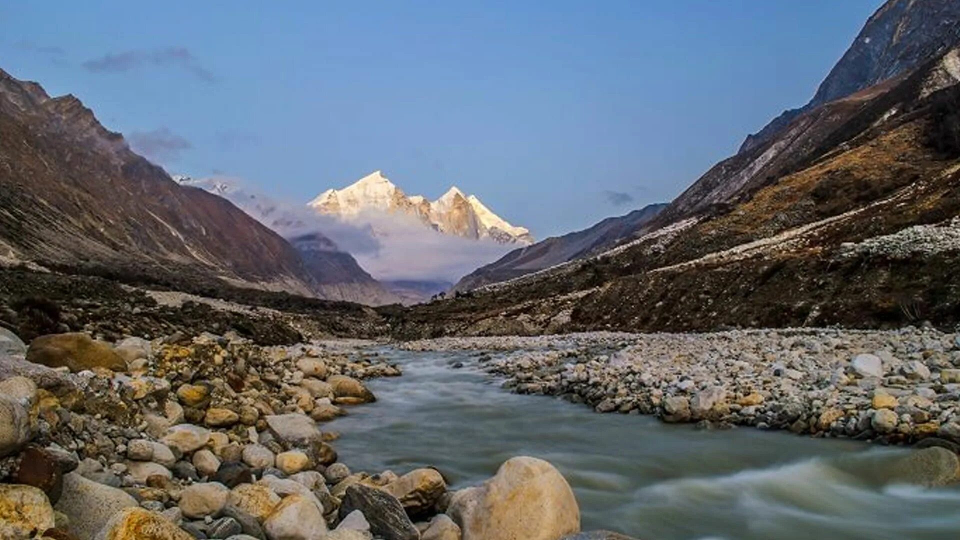 Реки берущие начало в гималаях. Ганготри Гималаи. Ледник Ганготри. Ганготри Индия. Ганготри ледник Индия.