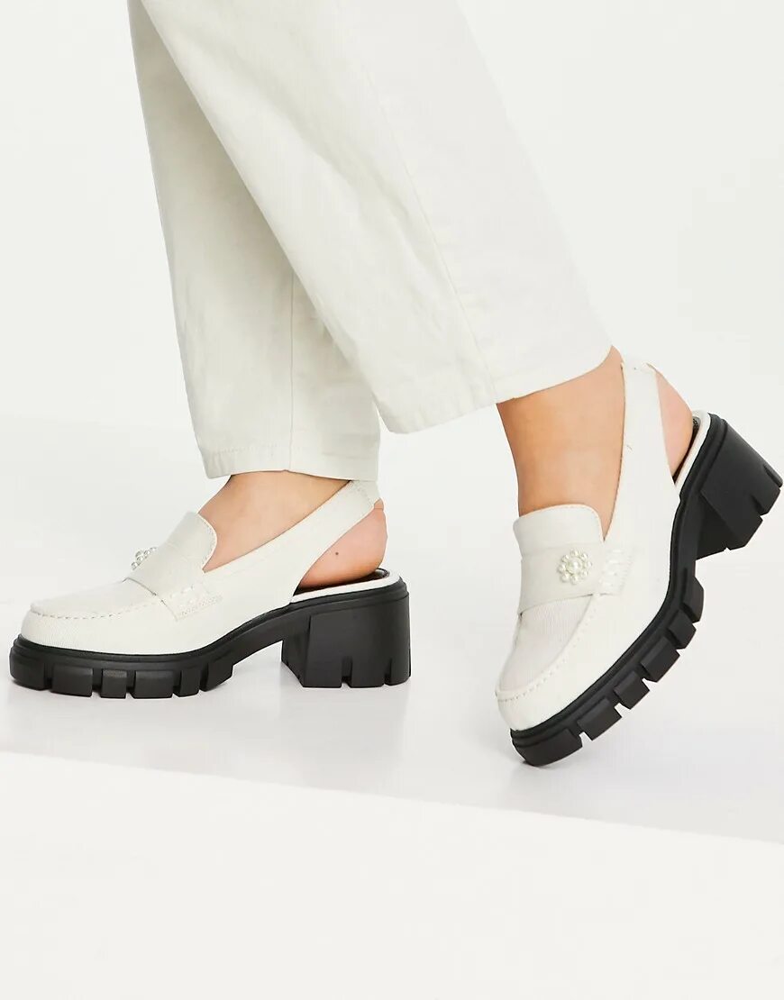 Лоферы на массивной подошве. ASOS Design Shae Chunky Slingback Loafers in Black. Лоферы на массивной подошве Асос. Молочные лоферы. Лоферы на массивной подошве молочный цвет.