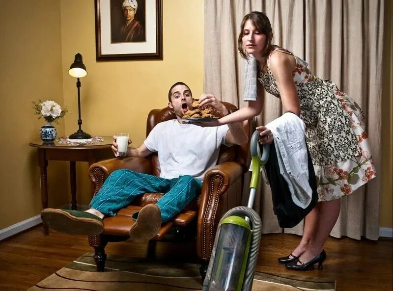 Женщина задумалась. Жена сидит дома. Человек на диване. Мужчина в квартире. Жена сидит дома.