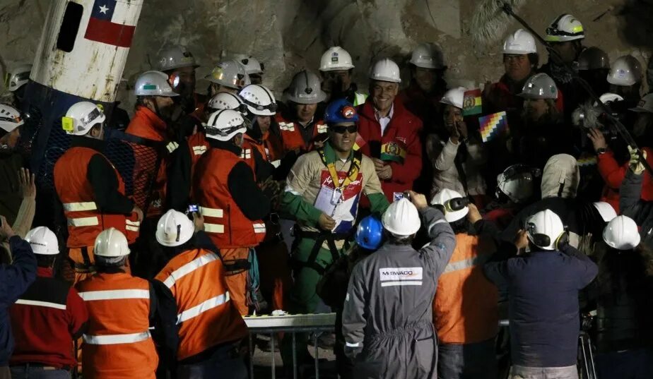 Спасенные шахтеры. 33 горняка в чили. 5 августа 2010 года на шахте сан-хосе в чили. Шахтеры в затопленной шахте. Спасение шахтеров в чили в 2010.