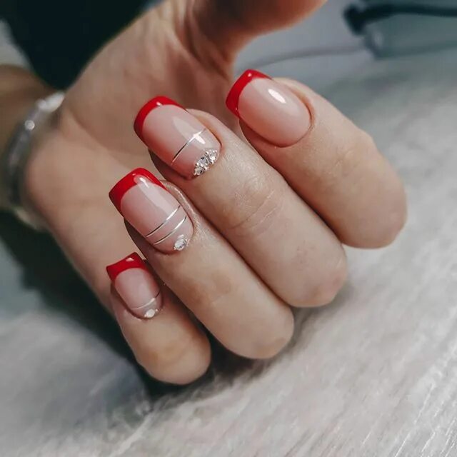 красный маникюр с растяжкой. красный френч на короткие ногти. красный френч с блёстками. красный маникюр на длинные ногти со светоотражающим. гель лак для ногтей.