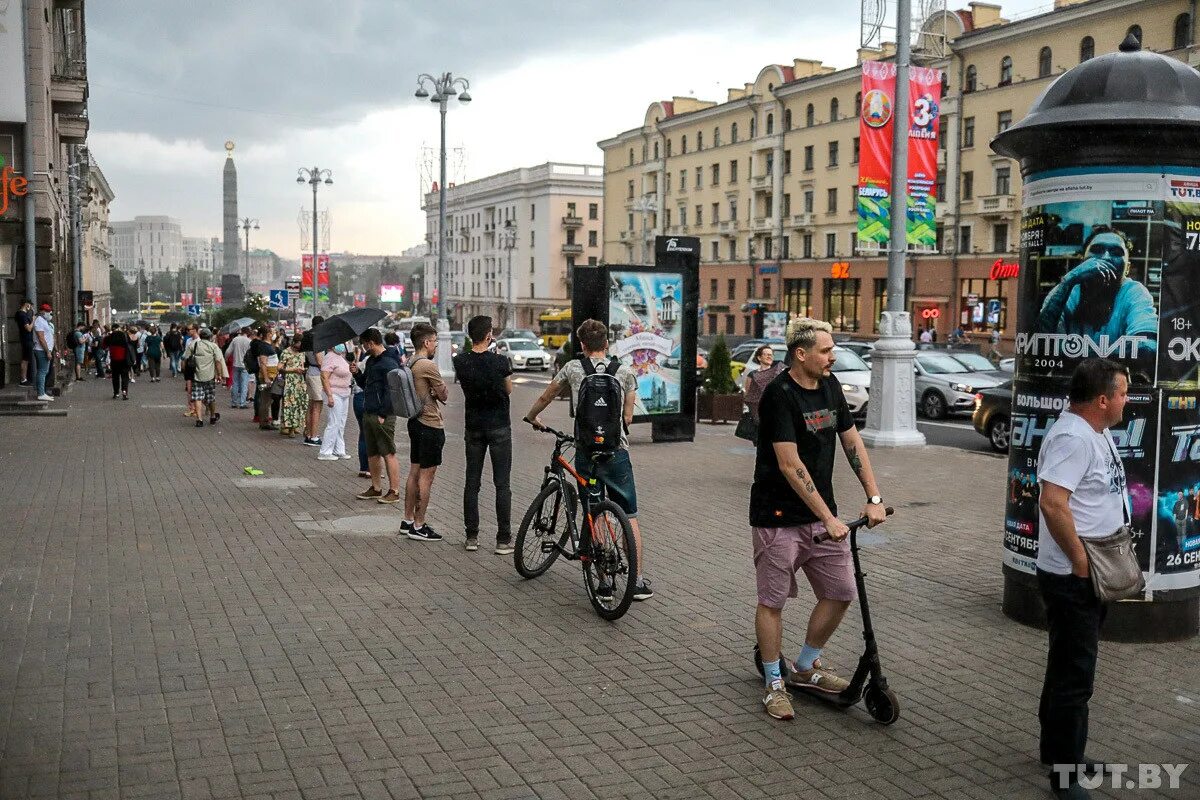 Почему сегодня в минске. Минск люди. Люди на улицах Минска. Минск люди фото. Фотографии людей в Минске.