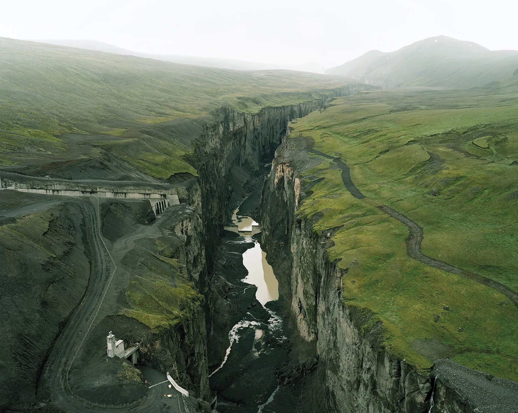 Каньон мулаглюфур Исландия. Долина Тингвеллир разлом. Рифтовая Долина в Исландии. Тектонический разлом в Исландии. Разрыв природы