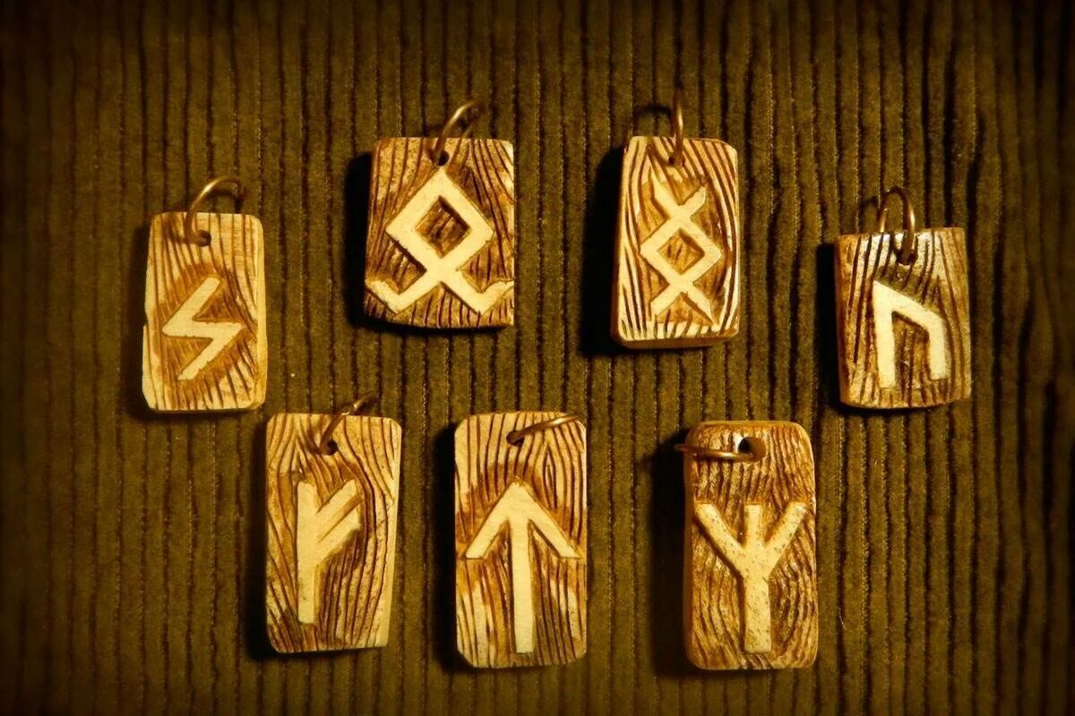 Лет рун. Лагуз ингуз беркана. древнеславянские обережные руны. славянская рунология. древнеславянские руны обереги.