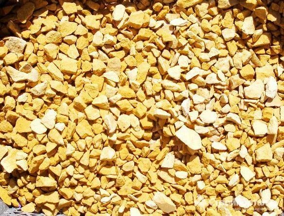 Желтые камешки которыми были посыпаны