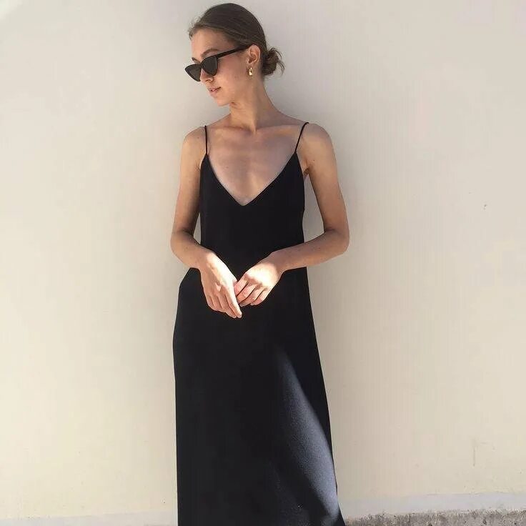 Черное платье на бретелях zara. Черное атласное платье. С чем носить платье на тонких бретельках. Черное платье асос. Платье сорочка.