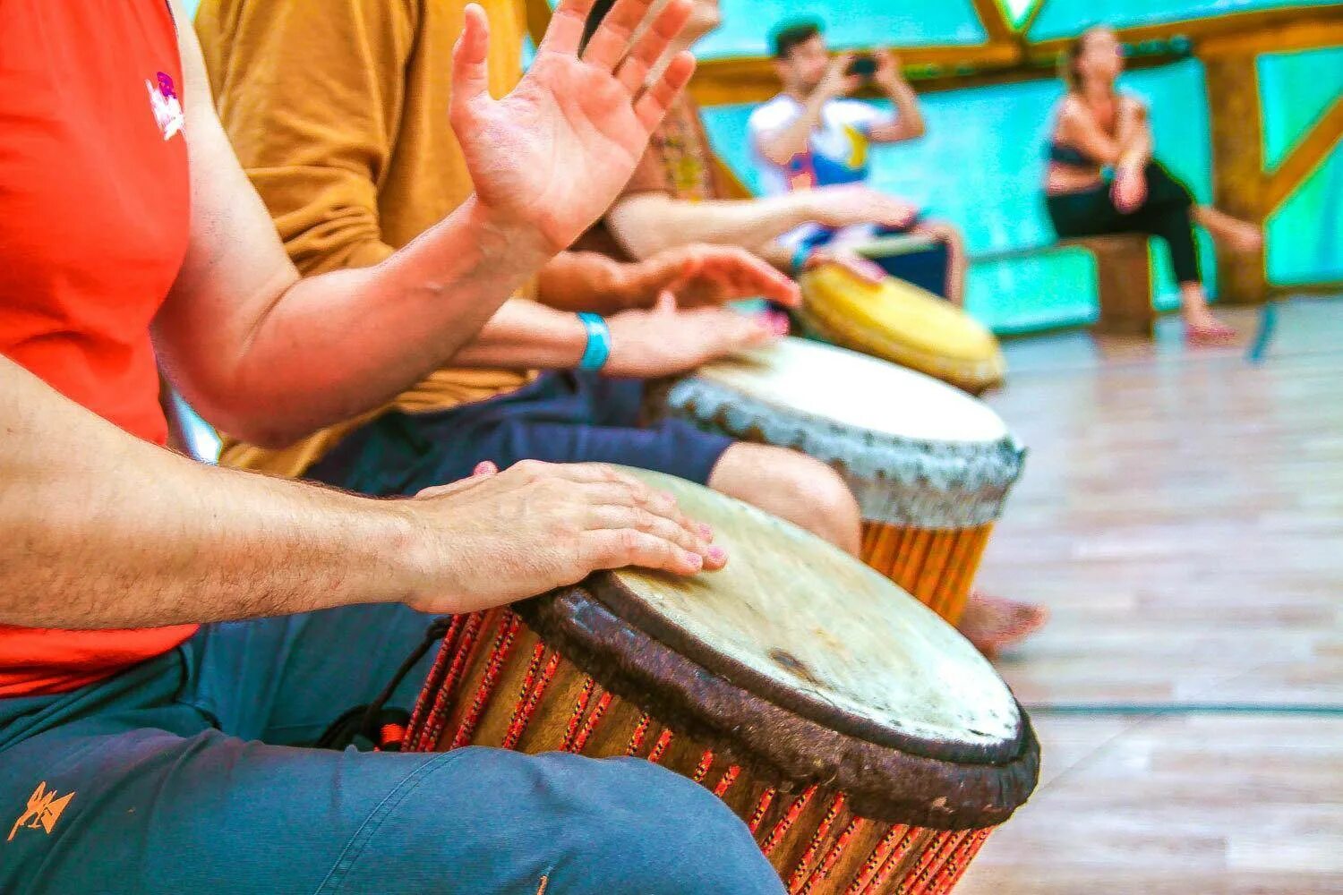 Класс игры на барабанах. Джембе Sun Drums. Африканские барабаны мастер-класс. Африканский барабан джембе. Этнические барабаны.