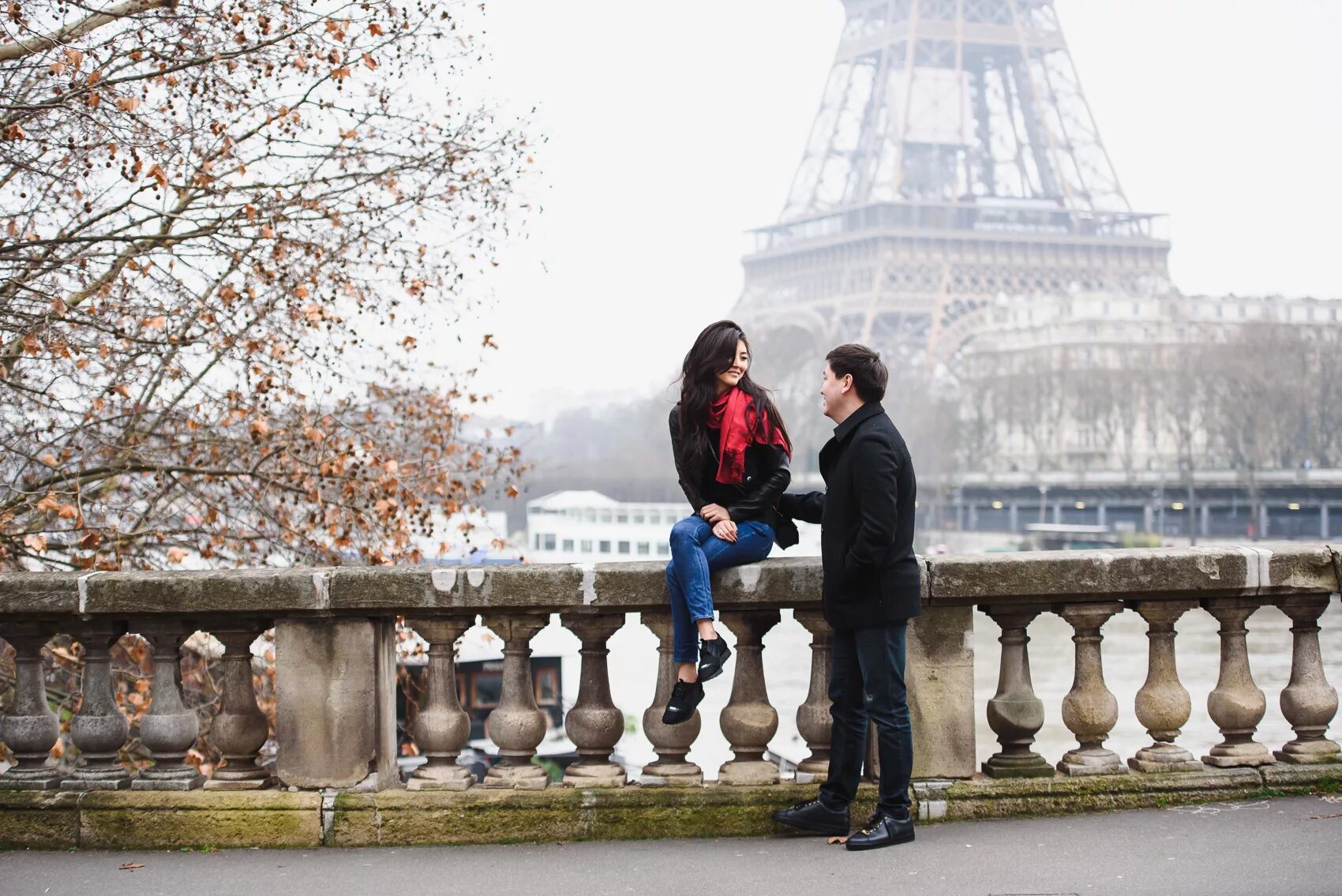 Романтичный Париж. Париж в ноябре. Влюбленные в Париже. Портрет на фоне Эйфелевой башни. Живу в париже год