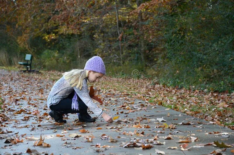 Pick up leaves. Collecting leaves для детей. Собирать листья. Девочка которая собирает листья в лесу. Поза человек собрал листья.