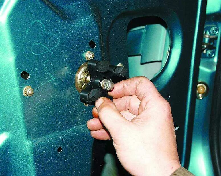 Ваз 2110 снять обшивку. Распорная втулка стеклоподъемника 2110. распорная втулка стеклоподъемника ваз 2110. втулка распорная 2110 стеклоподъемник. ручка стеклоподъемника ваз 2110 крепление.