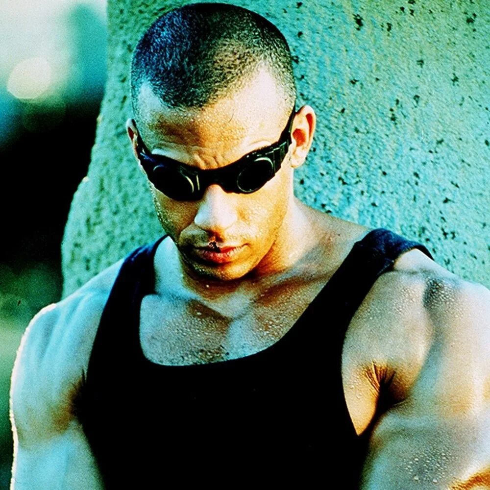 Грубый жесткий мужчина. Доминик Торетто Риддик. Вин дизель Pitch Black. VIN Diesel Pitch Black. Вин дизель 2000.