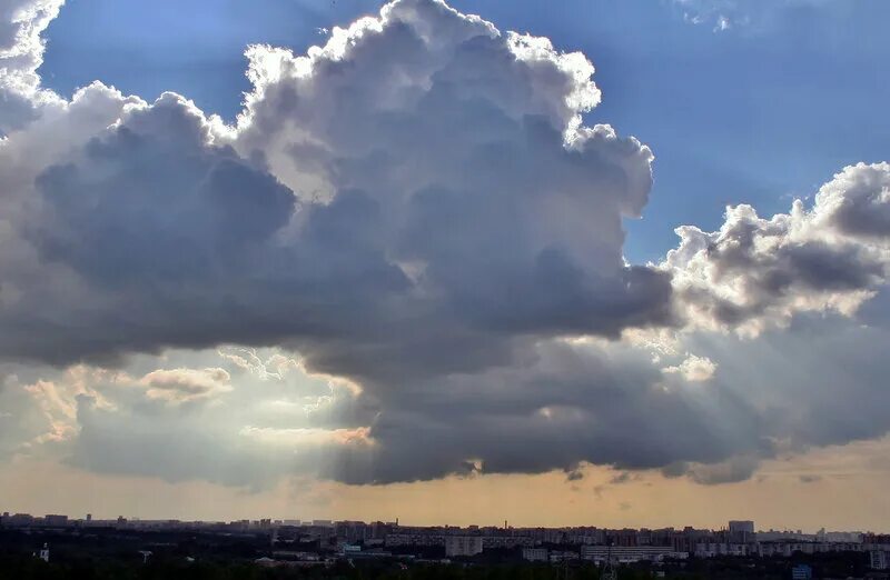 Сегодня в прозрачном московском небе. Красивое небо в подмосковье. Морфологический разбор сегодня в прозрачном московском небе проплыл. Высотки перед грозой. Комплексный анализ текста сегодня в прозрачном московском небе.