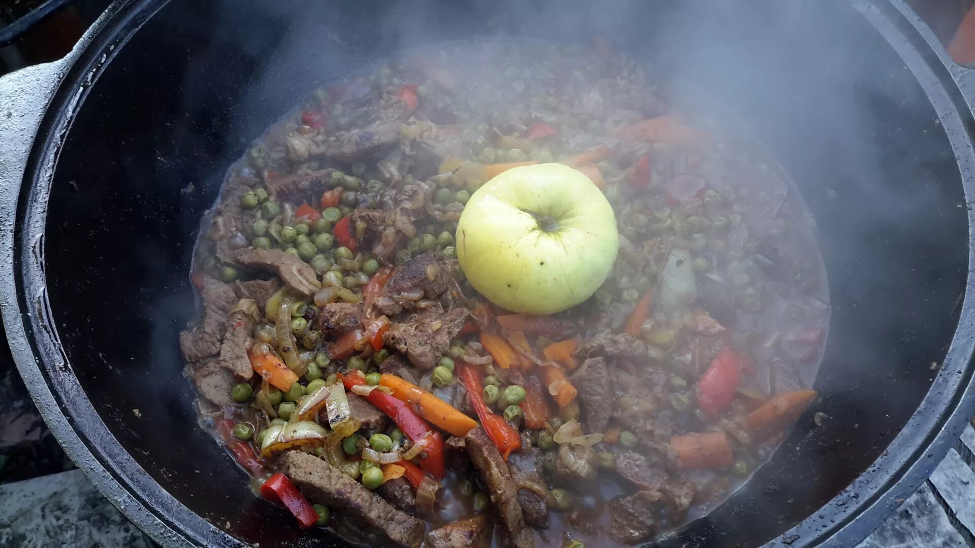 Казаны вкусно. Домляма в казане на костре. Узбекская кухня в казане на костре. Паэлья в казане на костре. Грузинские блюда в казане на костре.