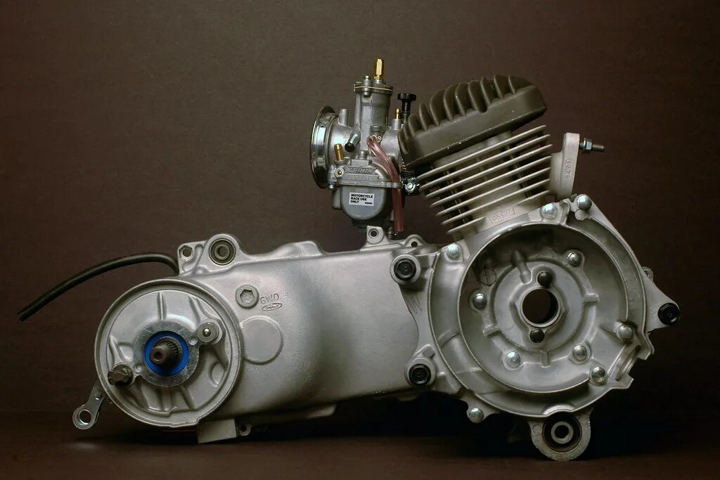 Скутер 2т двигатель. Двигатель Хонда дио 27. Двигатель на скутер Хонда дио 27. Двигатель Хонда дио af18e. Honda Dio af 27 двигатель.