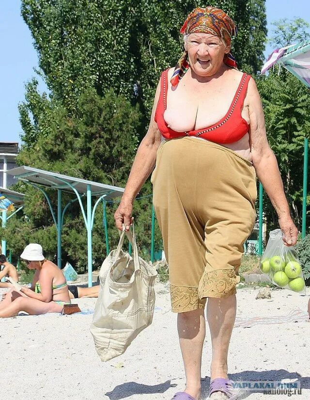 Фотографии бабушек. Бабушка сбальшым бюстем. Пожилая женщина на даче. Пожилые с большими висячими. Энни хокинс-тернер грудь.