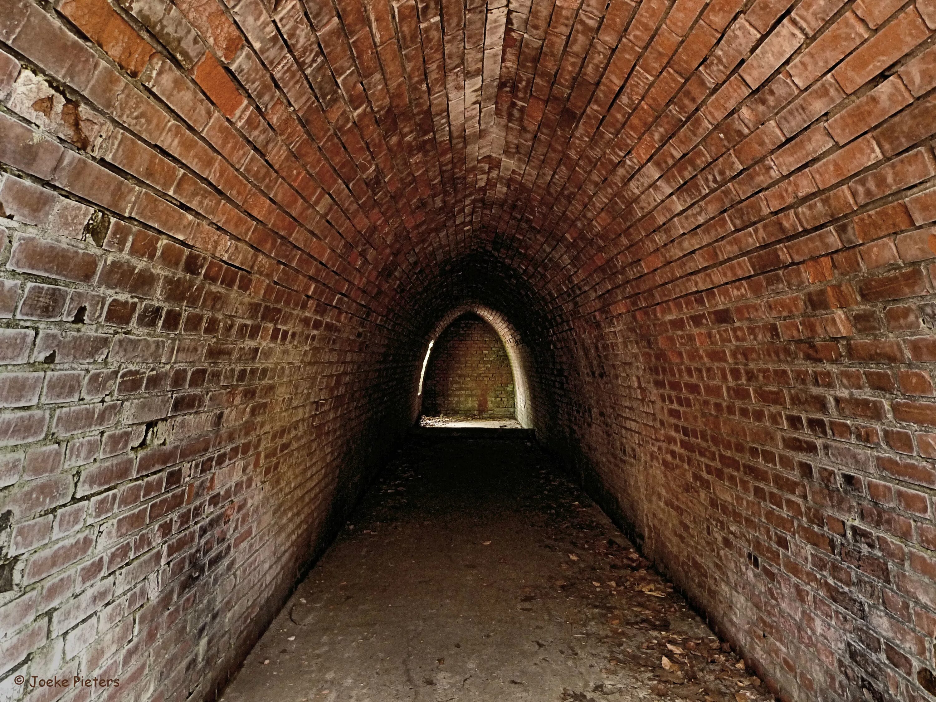 Свод трубы. Туннель из кирпича. Кирпичные подземные тоннели. Кирпичные тоннели под землей. Сводчатые подземные ходы из кирпича.