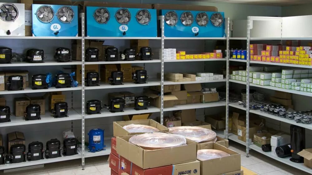 Оптовый склад автозапчастей. Запасные части на складе. Склад запчастей. Стеллажи для автозапчастей. Оптовая торговля запасными частями.