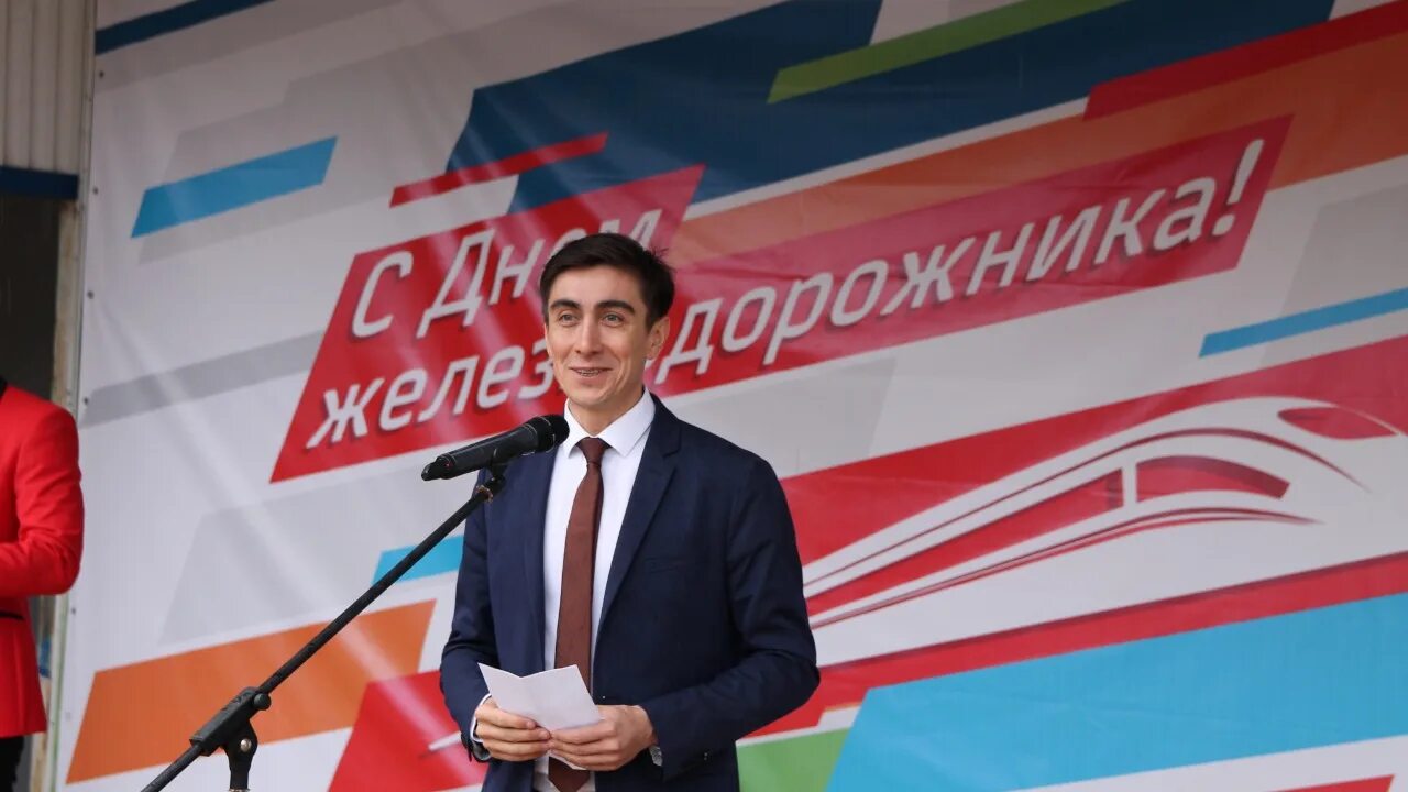 Блондинка рада продемонстрировать навык сосания для агента