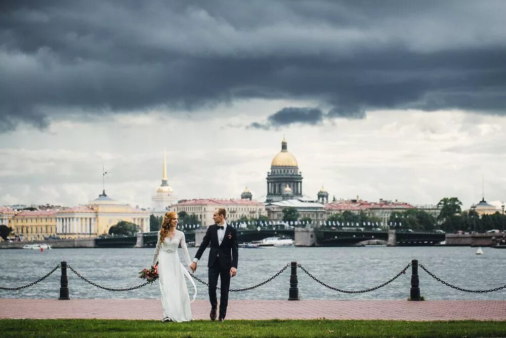 Легкий отношений спб. Свадьба Питер Исаакиевский. Свадебная фотосессия в Санкт-Петербурге. Свадебная фотосессия в Питере. Красивые места в Питере для фотосессии.