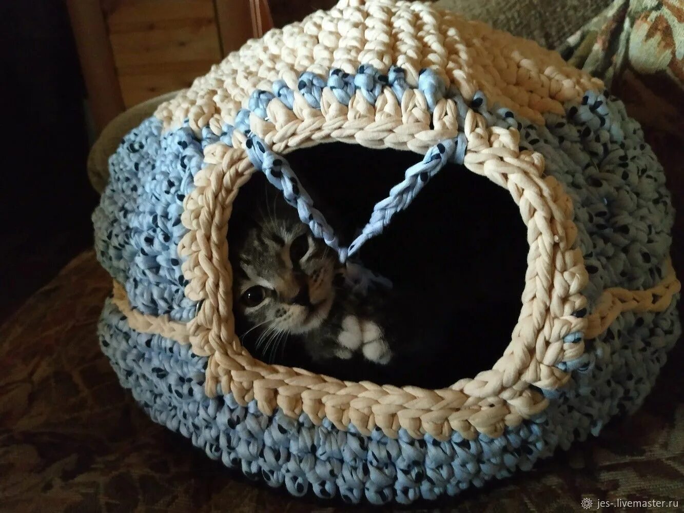 Вязаный домик для кошки. Домик для кота из трикотажной пряжи. Вязаный домик для кота. Вязаная лежанка для кошки. Вязаный домик для кошки.
