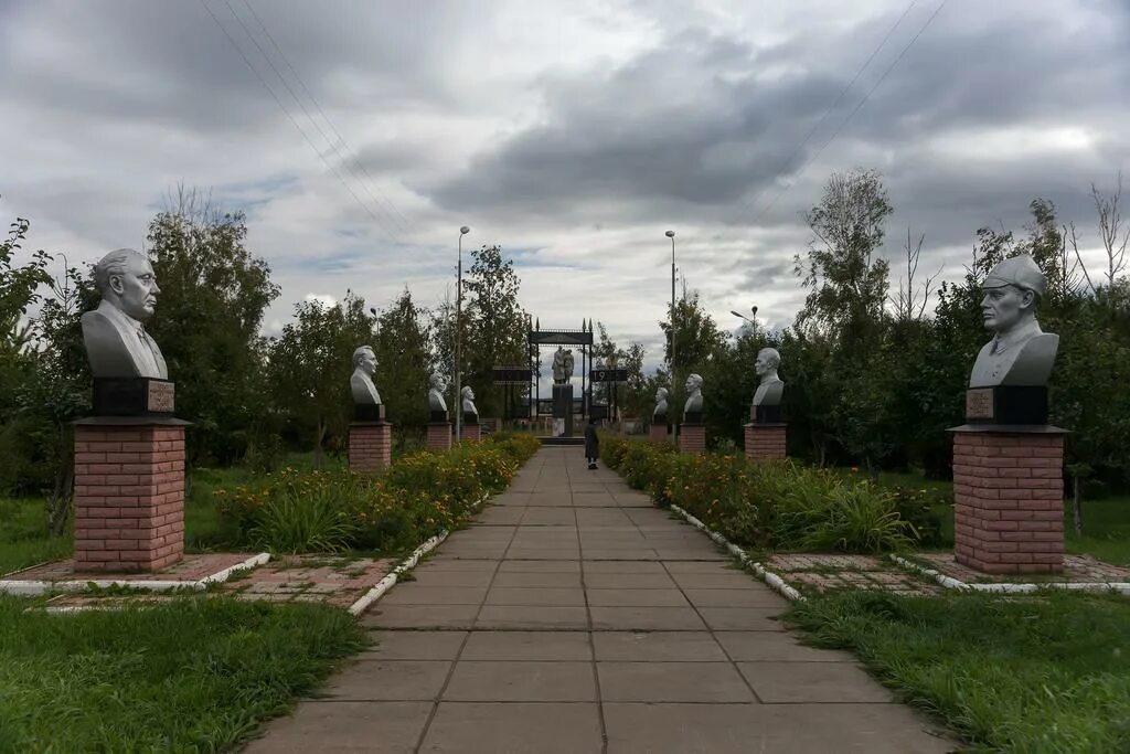 Парк ленина мензелинск. Аллея героев постамент. Парк победы мензелинск. Победа мензелинск. Победа мензелинск.