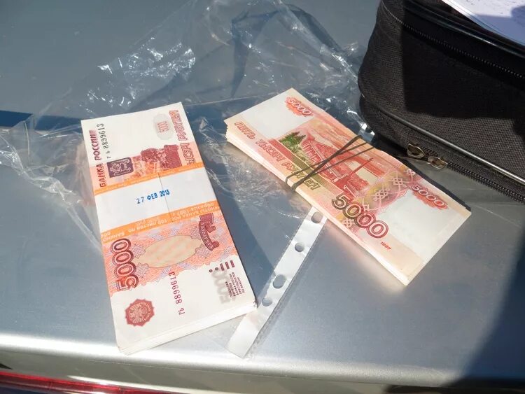 пачка денег. пачка купюр 5000 рублей 1000000. как выглядит 1 миллион рублей 5000. как выглядит миллион рублей. большие деньги пачками.