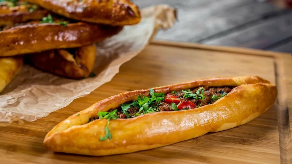 Лахмаджун адана. Турецкие лепешки с мясом пиде. Турецкая пита. Пиде кавурмалы. Турецкий пирог пиде.