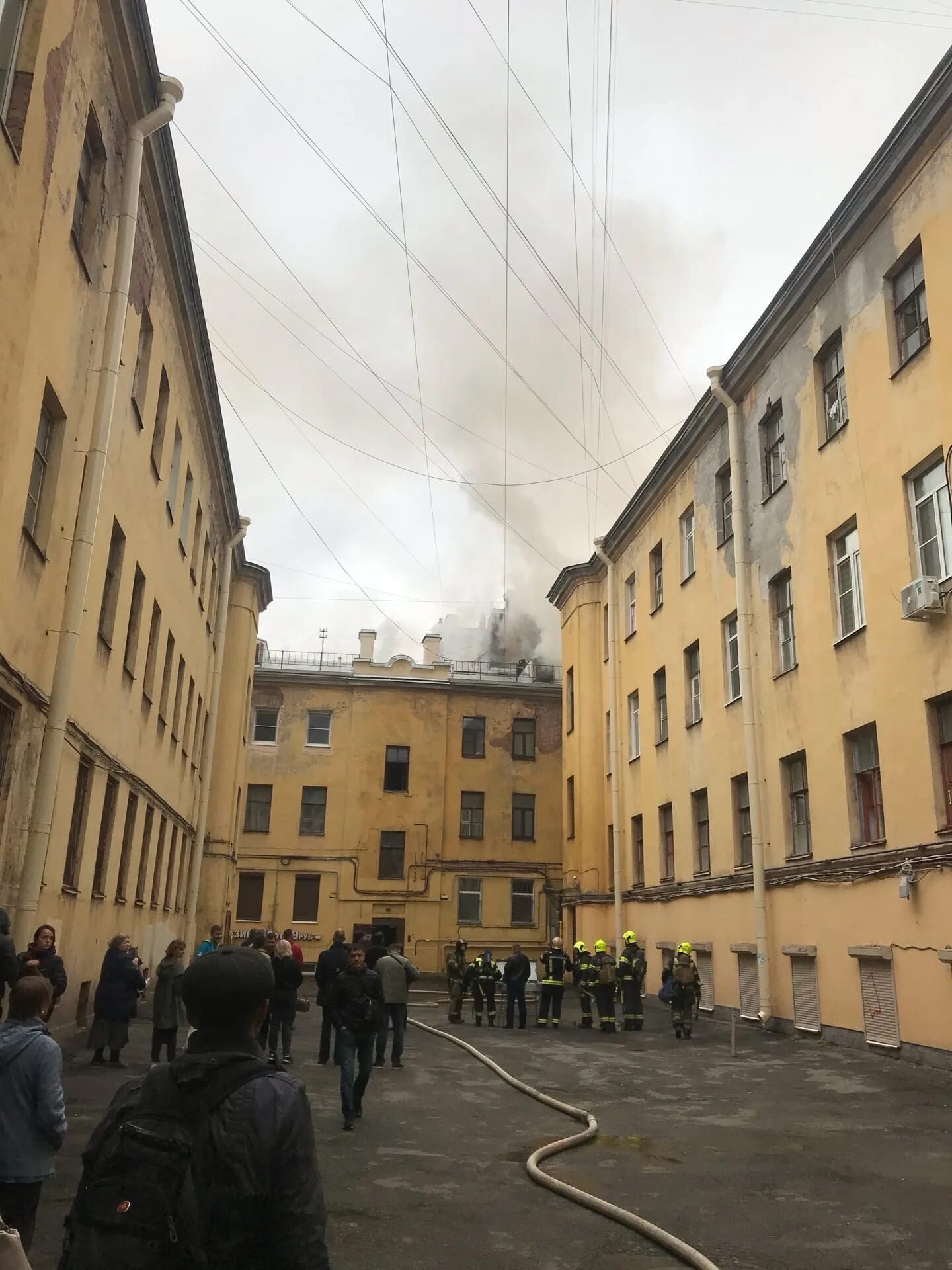 Что горит на васильевском острове. Пожар в санкт-петербурге на васильевском острове. пожар спб васильевский остров. на васильевский остров. линии васильевского острова.