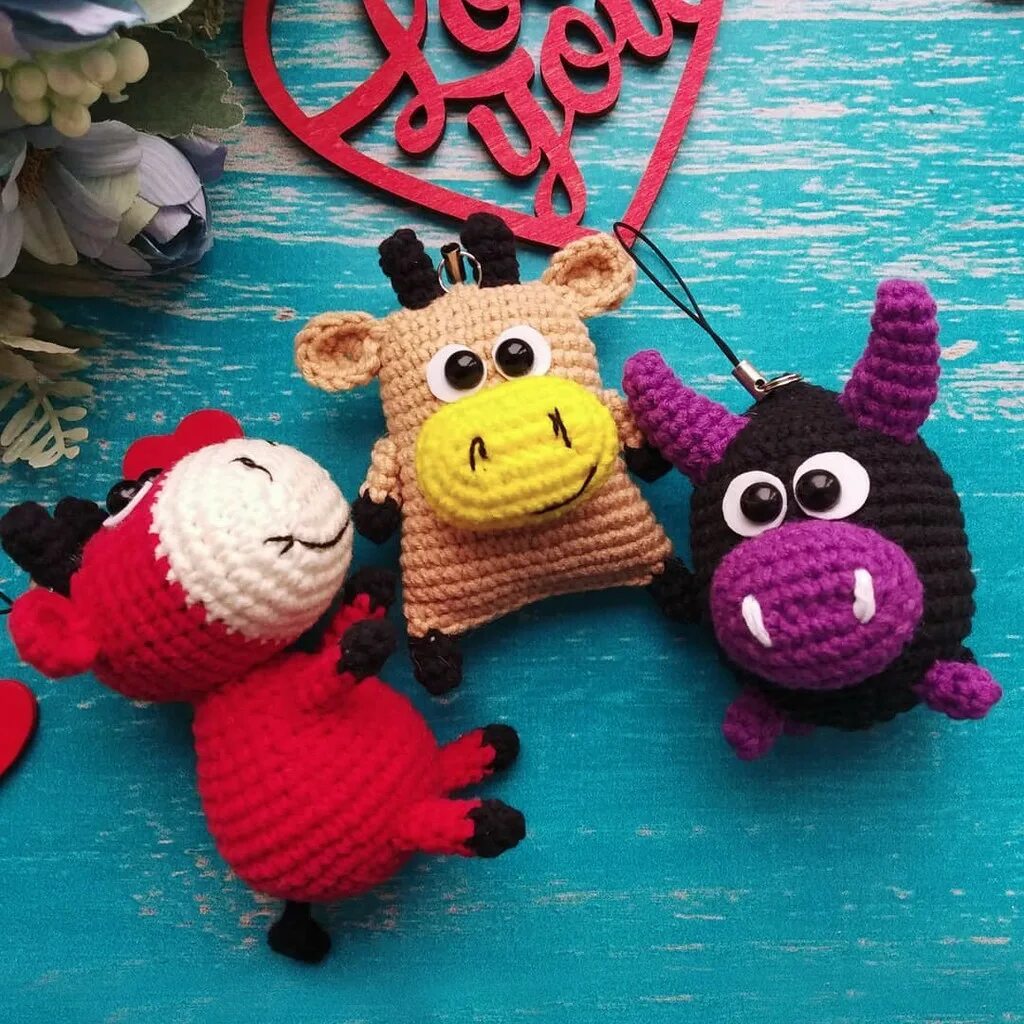 Коровка амигуруми крючком. Вязаная корова. Вязанный символ года. Вязаные игрушки крючком. Брелок бычок крючком.