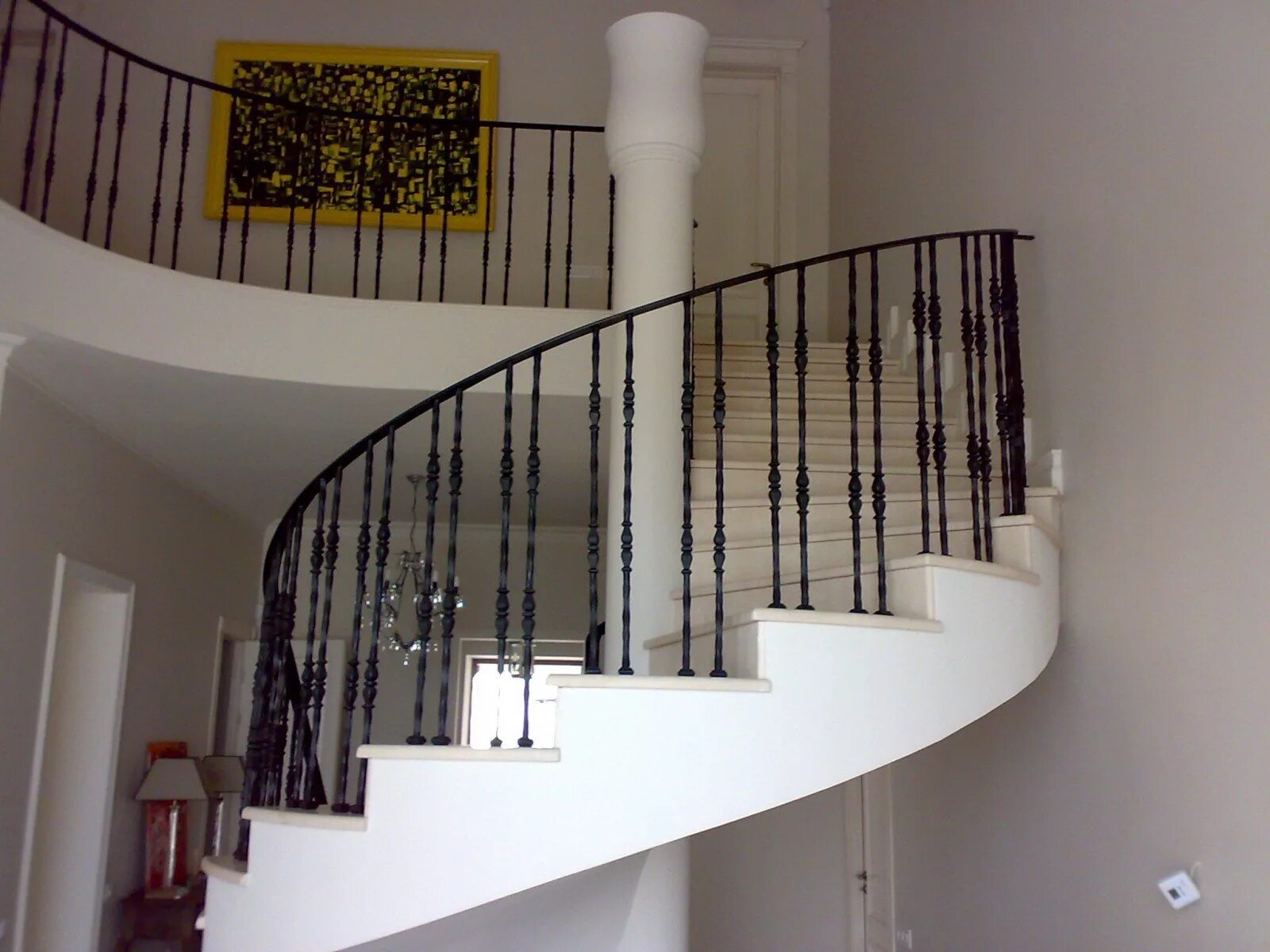 Металлическое ограждение балкона. Ограждение лестниц балконов. Кованые перила для лестницы в стиле лофт. Ограждение лестниц балконов. Металлическое ограждение балкона.