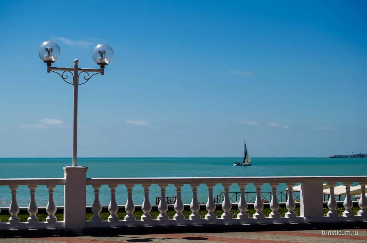 Набережная черного моря. Кабардинка бухта. Севастопольская набережная крым. Геленджикская бухта набережная. Набережные черноморского побережья.