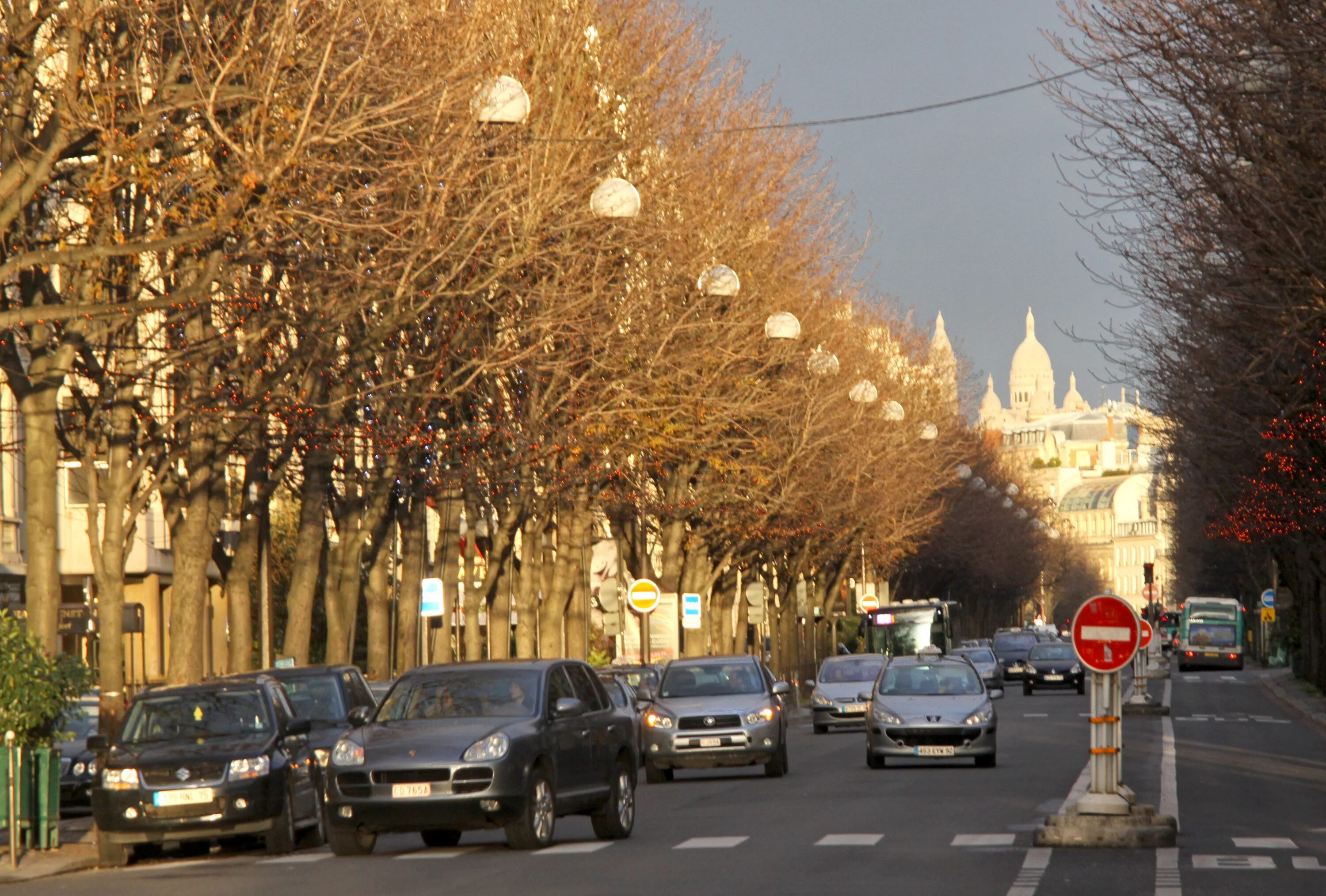 Avenue montaigne. Восьмой округ парижа. Avenue montaigne. Avenue montaigne. Авеню монтень париж.