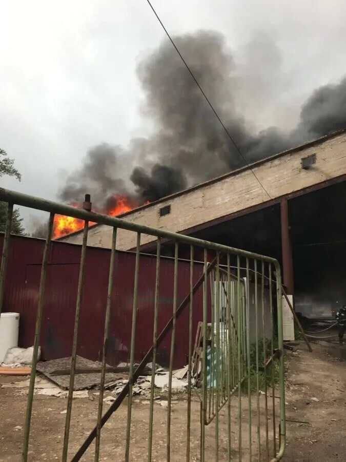 Пожар в здании. Пожар на коммунаров. Фанема коммунар. Мчс кострома пожар. Фанема пожар.