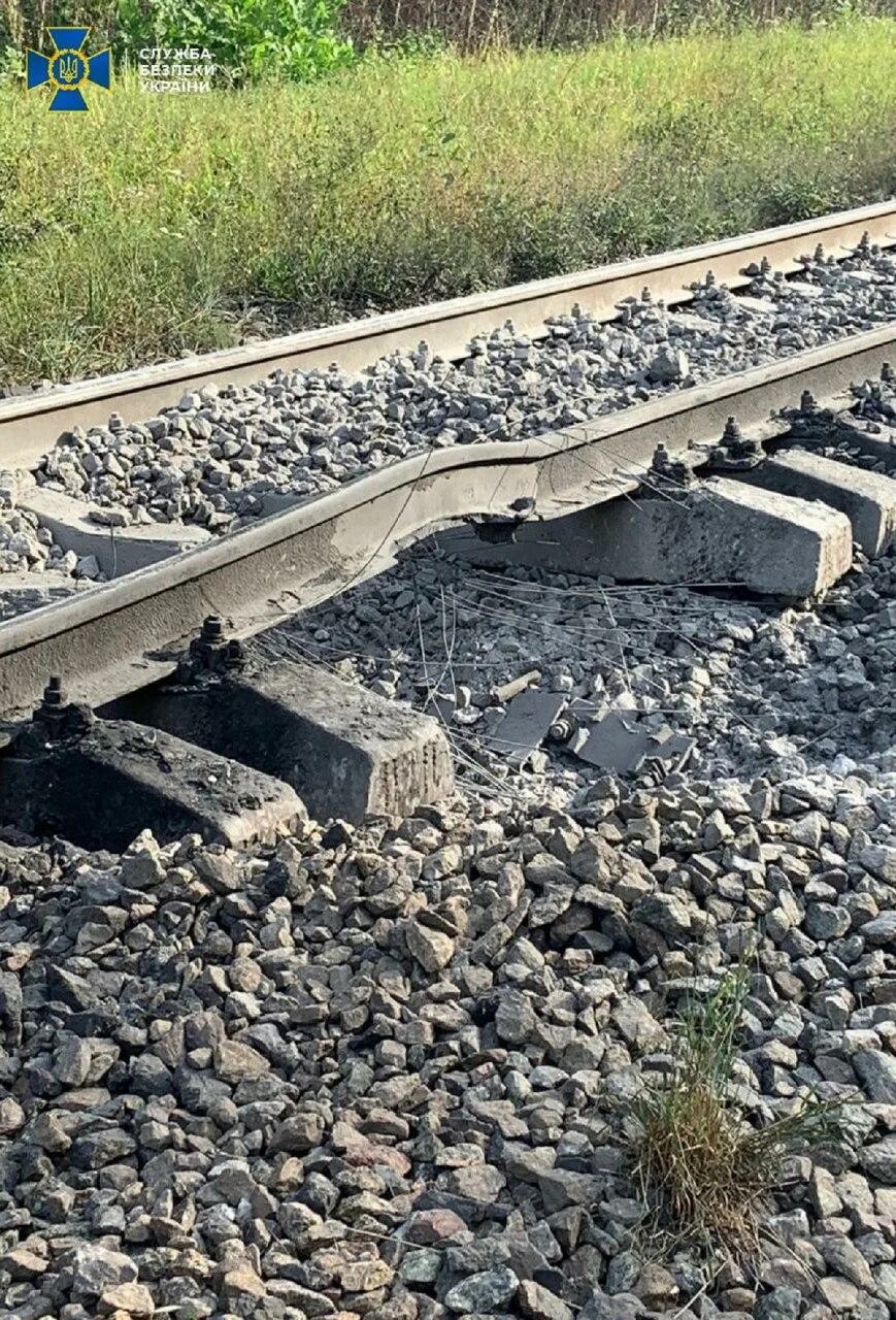 Подрыв жд путей. Сход вагонов. Подрыв железнодорожных путей в одесской области. Подрыв железной дороги в новозыбкове. Подрыв жд путей.