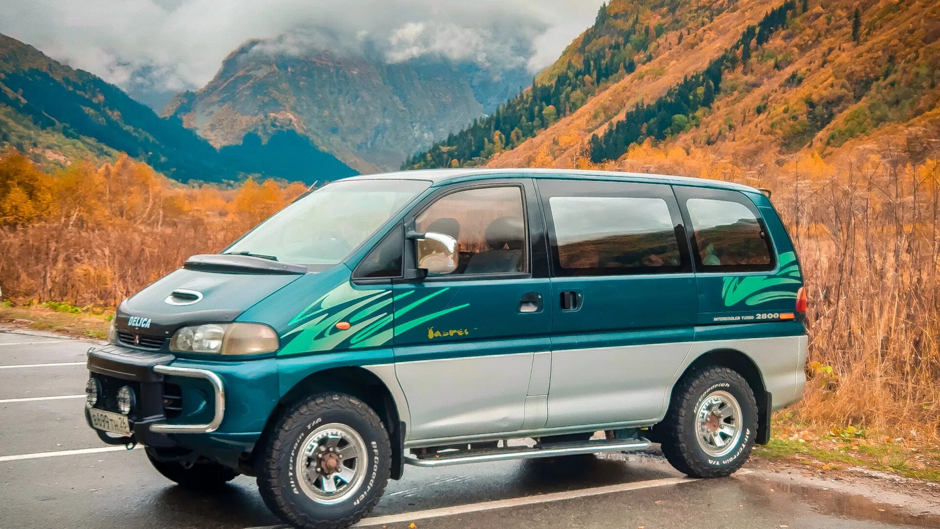 Delica поколения. Митсубиси Делика 4х4. Mitsubishi Delica 2.8. Митсубиси Делика 4. Микроавтобус Митсубиси Делика.