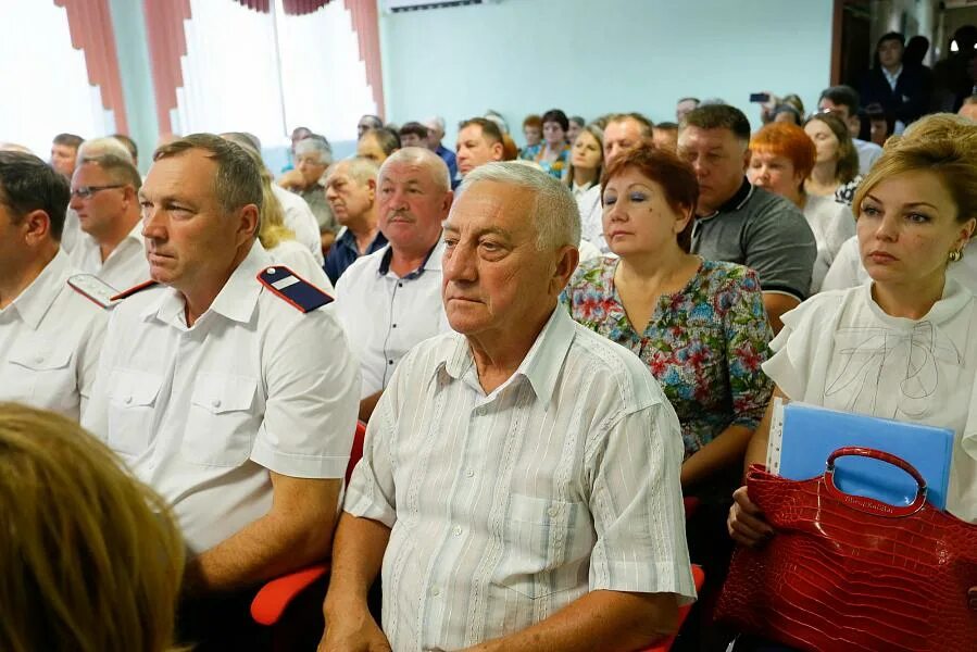 Сайт дубовка волгоградской. Прокуратура Дубовского района Волгоградской области. Прокурор Дубовского района Волгоградской области Селютина. Глава Дубовского муниципального района Волгоградской области. Дубовский базар Волгоградская область Дубовка.