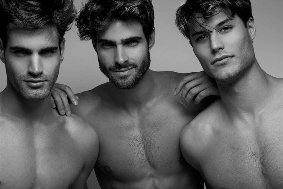 Несколько мужчин моделей. Красивые мужчины модели много. Два парня фотосессия Модельный. Испанские модели мужчины.