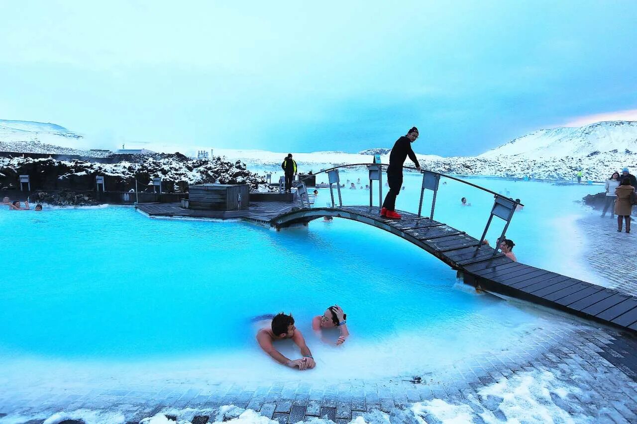 Курорт голубая Лагуна Исландия. Голубая Лагуна - геотермальный бассейн в Исландии. Исландия горячие источники голубая Лагуна. Исландия Рейкьявик голубая Лагуна.
