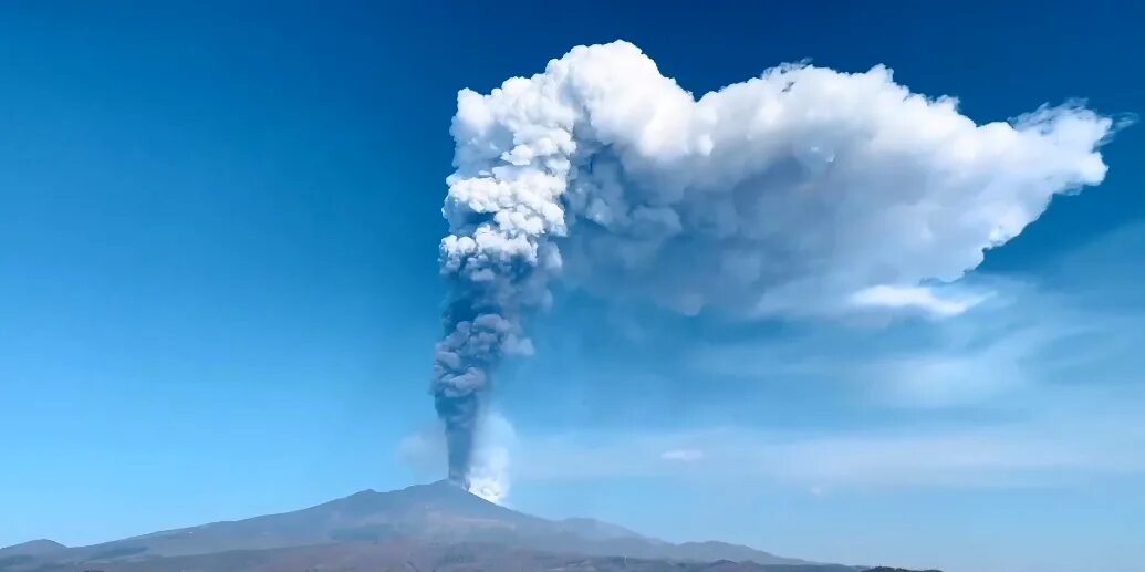 Этна Сицилия. Извержение вулкана Этна в Италии 2023. Извержение вулкана в Италии 2023. Извержения вулкана в Италии 27 сентября 2014 года.