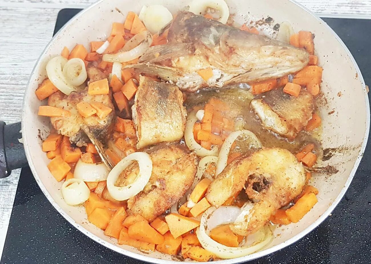 Судак рыба жареная. Судак жареный. Судак жареный на сковороде. Судак для жарки. Судак для жарки.