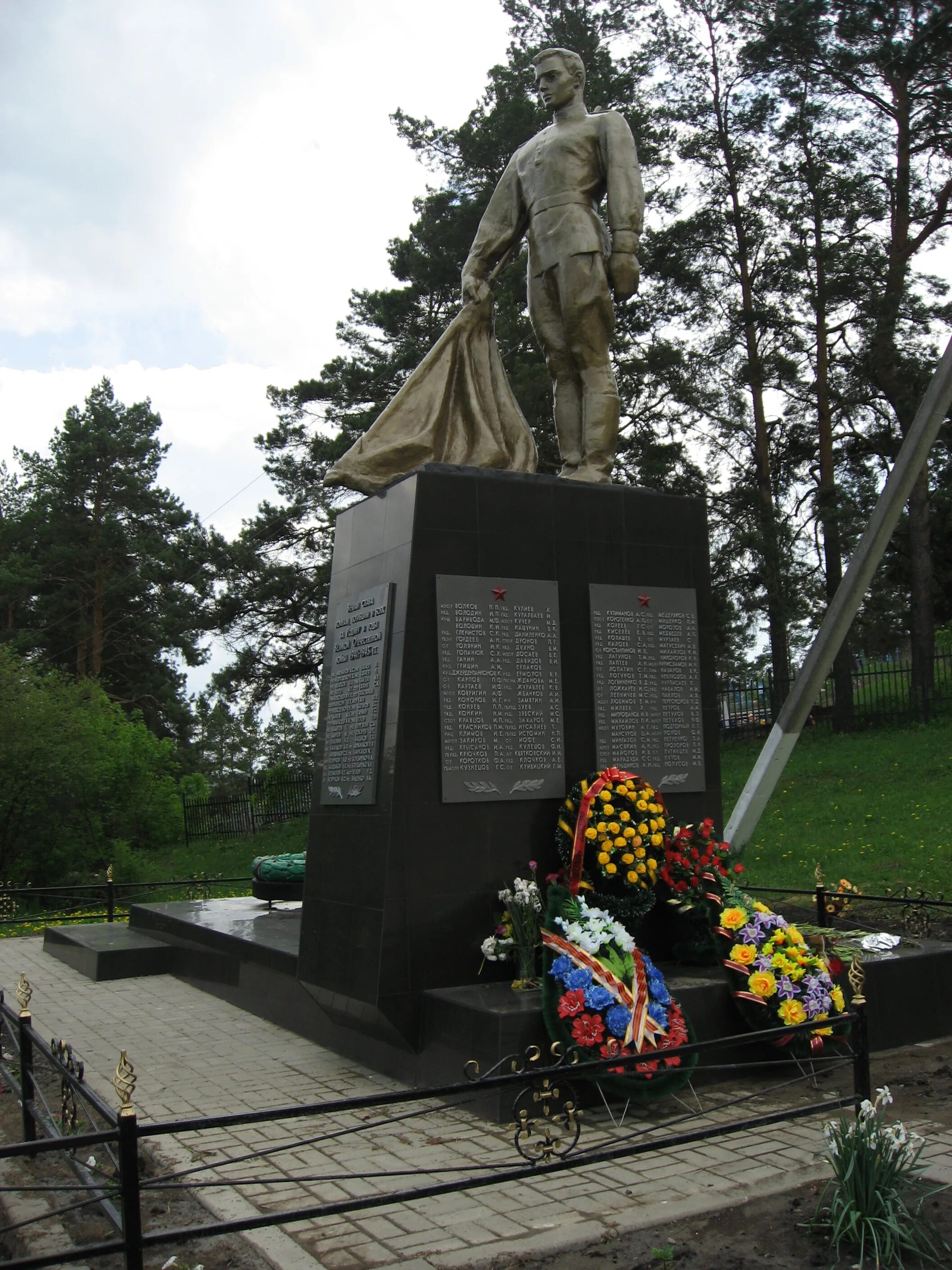 Над братской могилой. Дедовск дк мемориал. Бронзовый солдат. Над братской могиле. Портрет над братскою могилой.