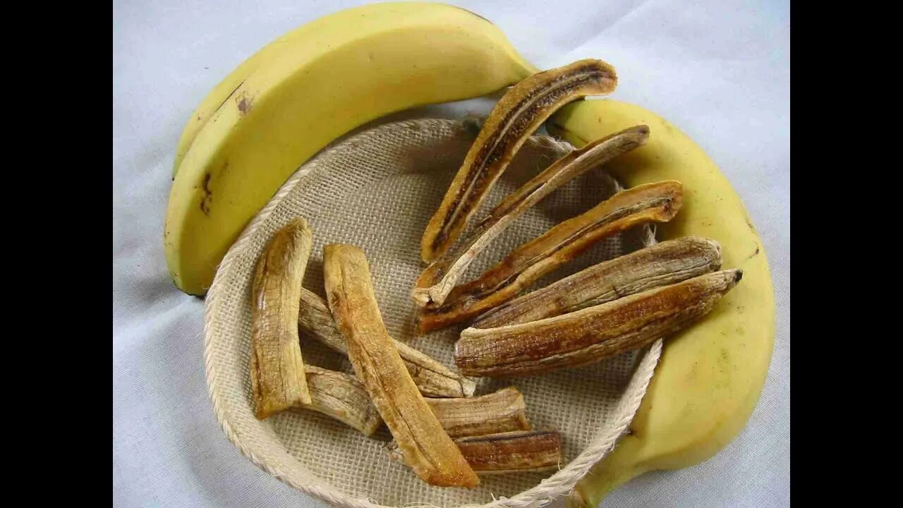 Калорийность банана штука без кожуры. Сушеные бананы. Калории 1 банана без кожуры. 100 Гр банана. Калорий в сушеном банане.