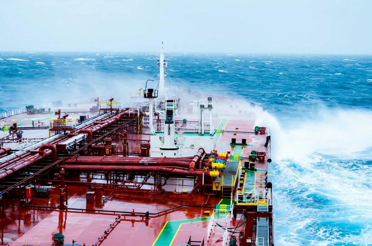 Транспорт и хранение нефти. Нефтеналивные танкеры Саудовской Аравии. Нефтеналивной танкер. Танкер в океане. Нефтяной танкер.
